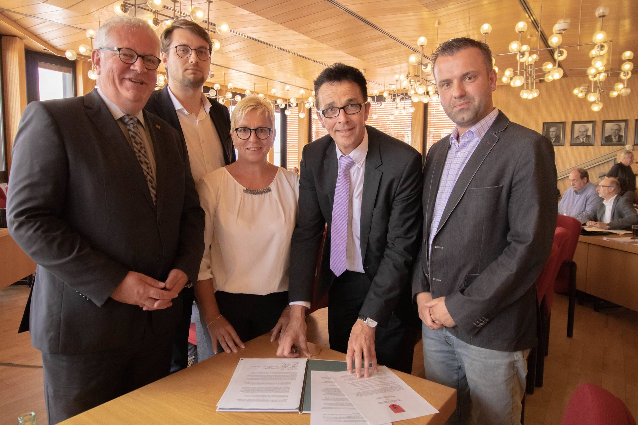 Jürgen Preuß (SPD), Sidney Lewandowski (Linke), Sibylle Skrzypczak (B90/Grüne), Bürgermeister Prof. Dr. Christoph Landscheidt und Simon Lisken (CDU) unterzeichneten diese Woche die Kommunale Verpflichtungserklärung.