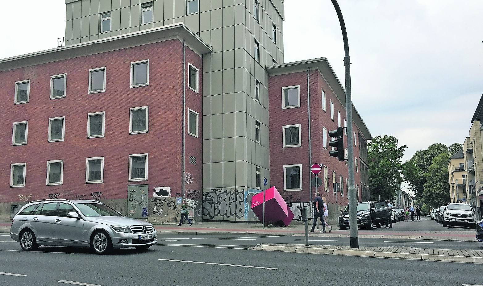 Nach zehn Jahren Leerstand wird das Finanzamt verkauft. Geier nicht inklusive. Fotomontage: pek, pixabay