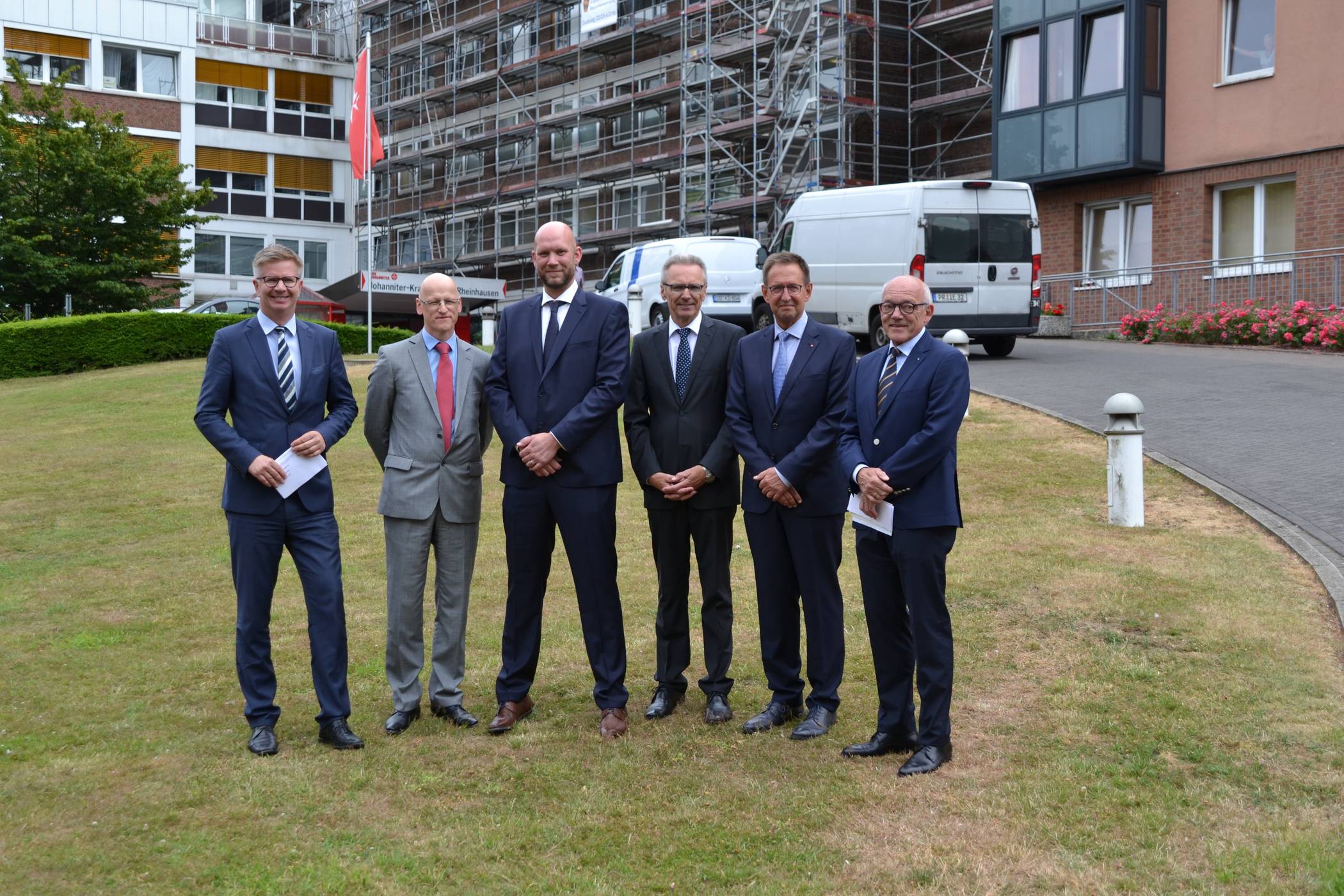  Im Bild (vl): Dr. Thomas Krössin (Geschäftsführer Akutkrankenhäuser Johanniter GmbH), Prof. Dr. Ulrich Thiem (Lehrstuhlinhaber „Geriatrie“ Universitätsklinikum Hamburg), Jan Michels (neuer Chefarzt für Geriatrie und Palliativmedizin, Johanniter-Krankenhaus Rheinhausen), Klemens Kemper (Geschäftsführer, Johanniter-Krankenhaus Rheinhausen), Dr. Karlheinz Lüdtke (Ärztlicher Direktor, Johanniter Krankenhaus Rheinhausen) und Dr. Ludwig Paull, (Kurator, Johanniter-Krankenhaus Rheinhausen). 