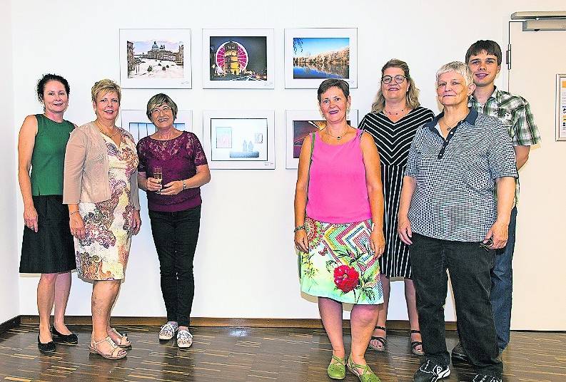 Heike Gennermann, Leiterin der Stadtbibliothek und Ute Piegeler, Fachbereichsleiterin Kultur bei der Stadt Meerbusch (v.l.n.r), freuen sich über die Arbeiten der Fotofreunde Meerbusch: Renja Laskowski, Anja Progl, Susanne Terhoeven, Petra Horioka und Christian Gesse.