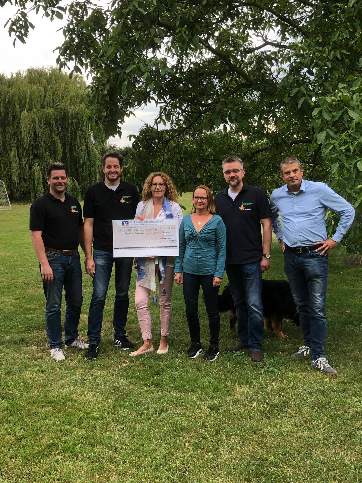 Freuen sich über den tollen Spendenscheck: Sascha Jächel, Christian Bommers, Stefanie KlausemeierClaudia Menz, Rene Häcki, Martin Sassen (von links).