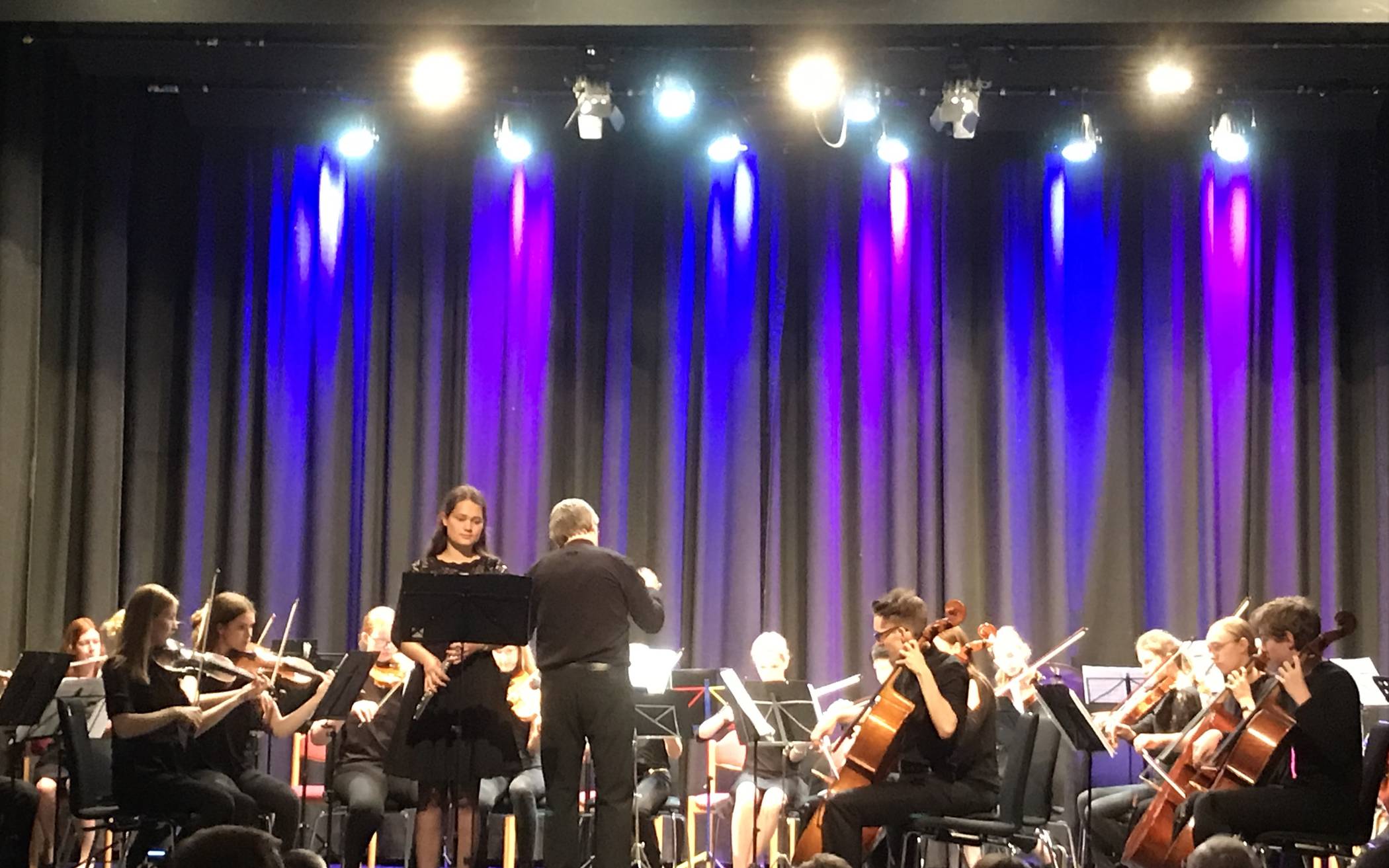 Das Orchester „String Connection“ unter der Leitung von Dan Zemlicka sowie der Solistin Jana Su Möller an der Querflöte im Forum Wasserturm.