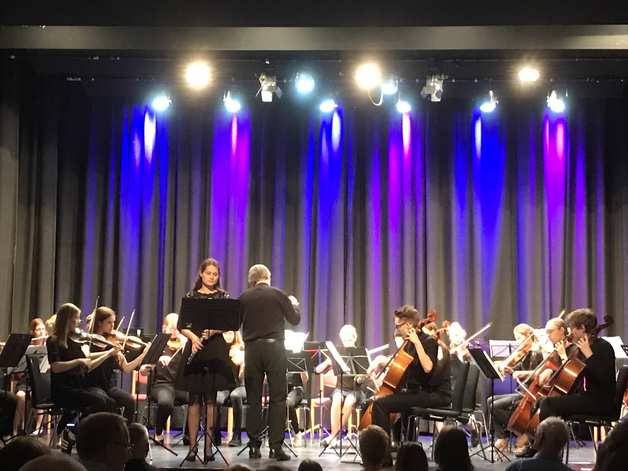  Das Orchester „String Connection“ unter der Leitung von Dan Zemlicka sowie der Solistin Jana Su Möller an der Querflöte im Forum Wasserturm. 