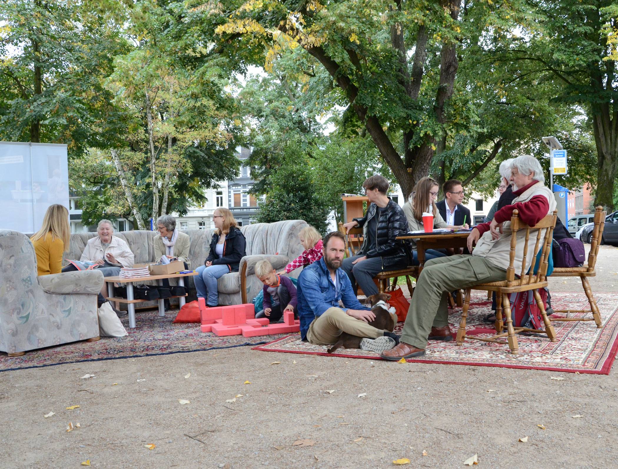  Die Caritas-Kampagne „Jeder Mensch braucht ein Zuhause“ sorgte 2018 für Aufsehen. Unter den Bäumen am Adenauerplatz baute der Caritasverband mit Hilfe des Volksvereins ein Wohnzimmer auf und kam dort mit den Bürgern ins Gespräch. 