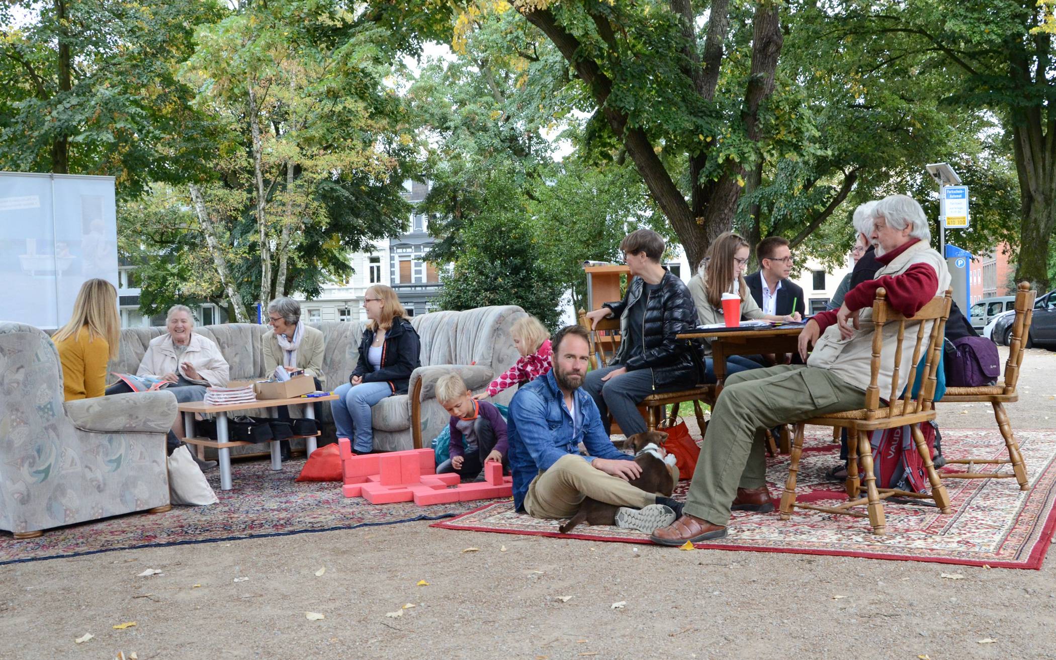 Die Caritas-Kampagne „Jeder Mensch braucht ein Zuhause“ sorgte 2018 für Aufsehen. Unter den Bäumen am Adenauerplatz baute der Caritasverband mit Hilfe des Volksvereins ein Wohnzimmer auf und kam dort mit den Bürgern ins Gespräch.