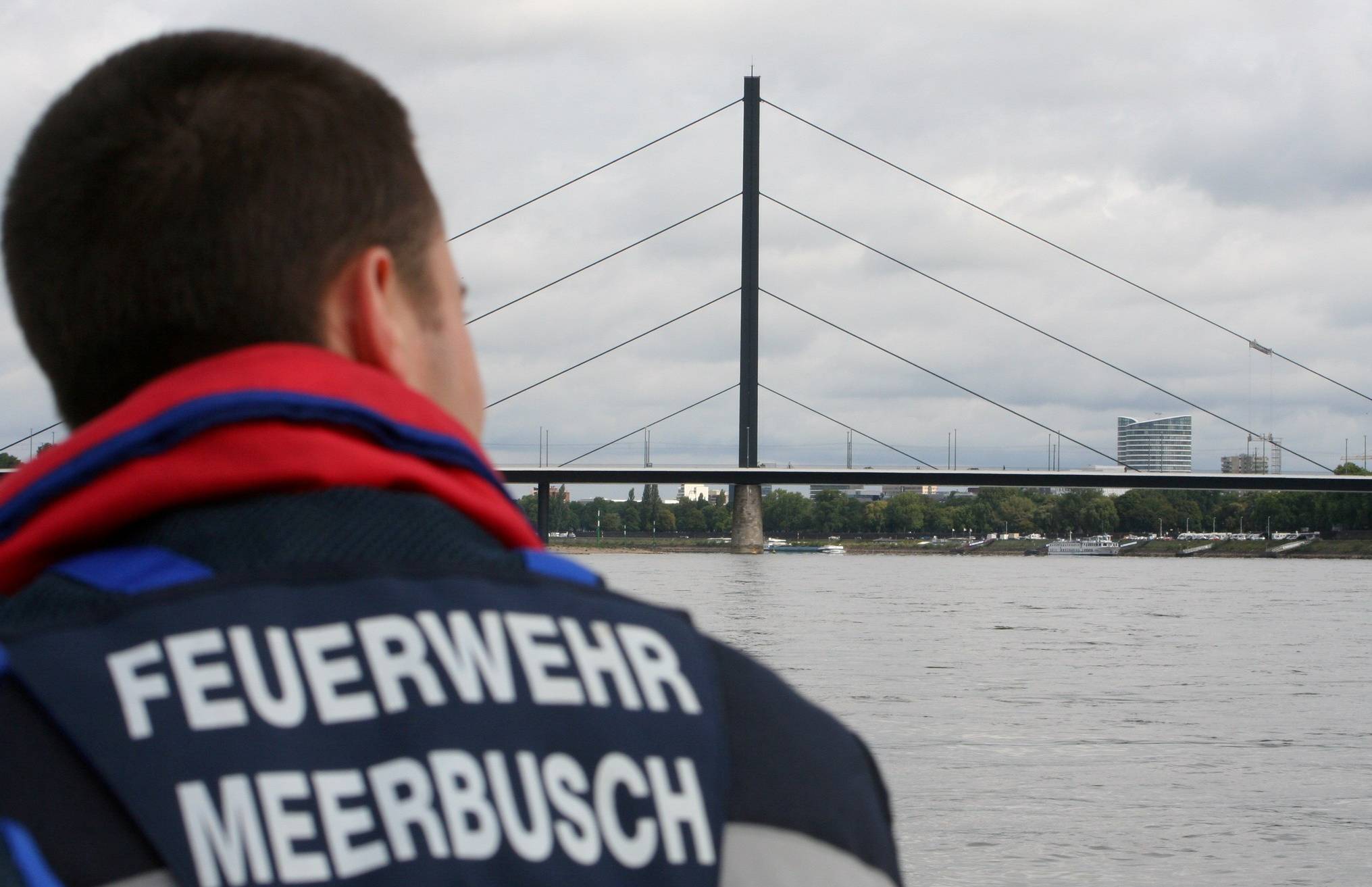 Die Feuerwehr Meerbusch warnt davor im Rhein schwimmen zu gehen. Dort gibt es gefährliche Strömungen.