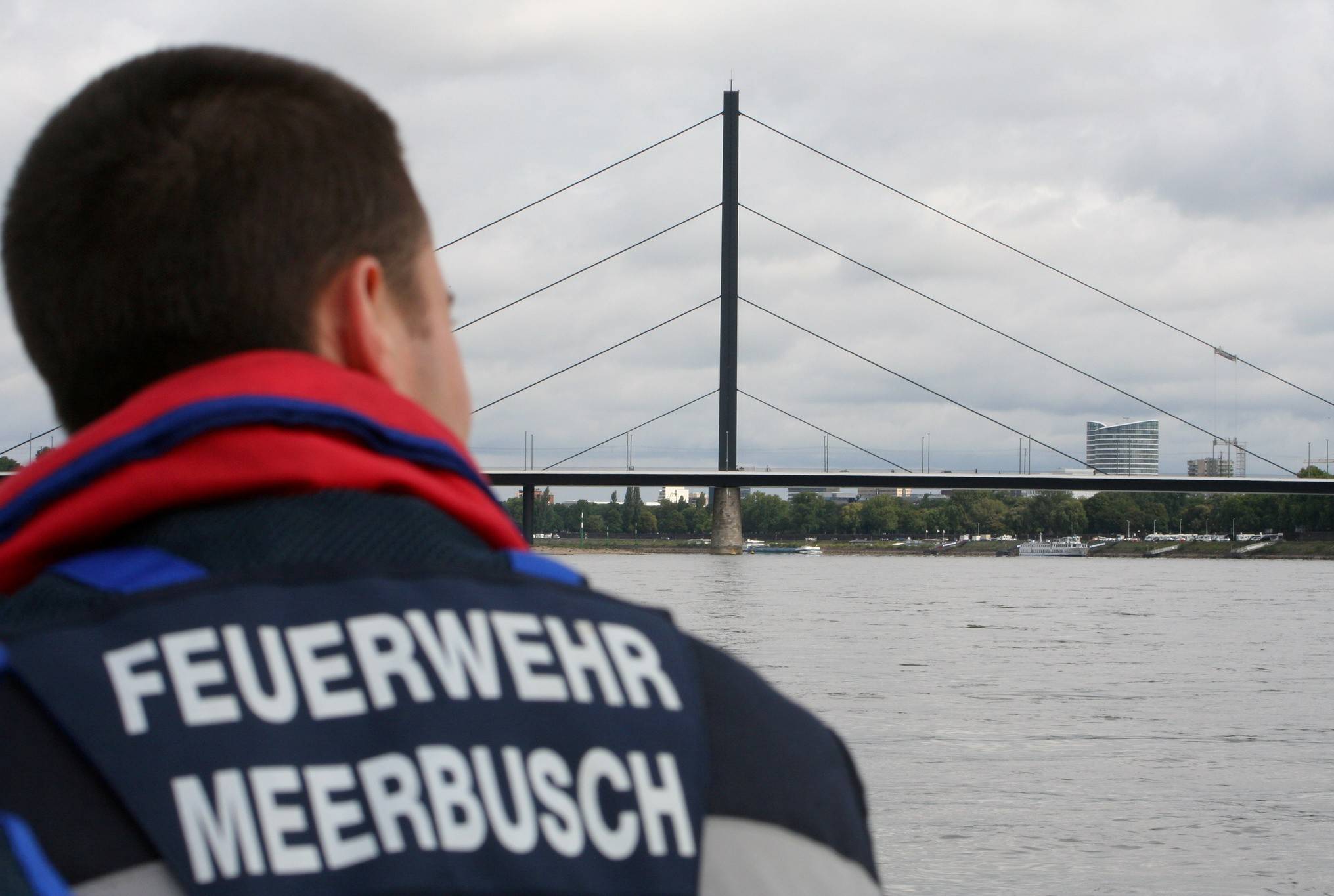 Die Feuerwehr Meerbusch warnt davor im Rhein schwimmen zu gehen. Dort gibt es gefährliche Strömungen.