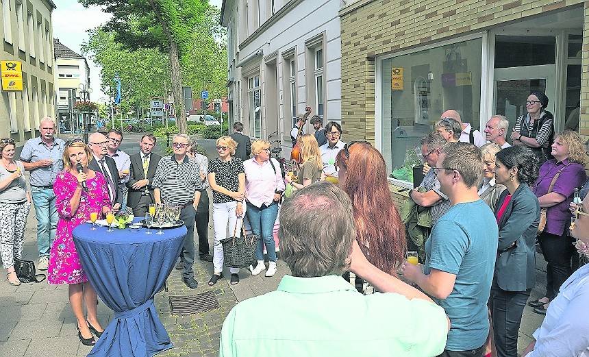  Bei der Eröffnung des neuen Süchtelnbüros sprach Bürgermeisterin Sabine Anemüller zu den zahlreichen Gästen. 
