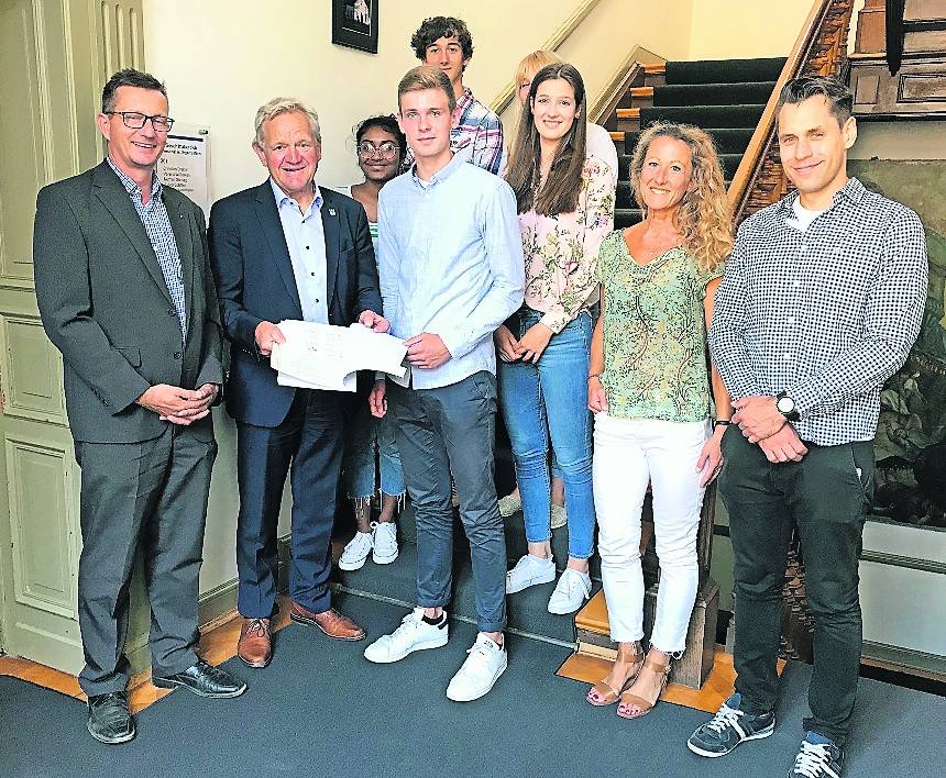 Die Schülervertreter des St.-Bernhard-Gymnasiums übergeben die Pettion an Bürgermeister Josef Heyes.