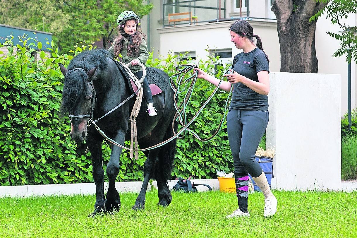 Zeit mit Pony: Zivka von der Kita Stadtblümchen und Katharina Wildenberg.