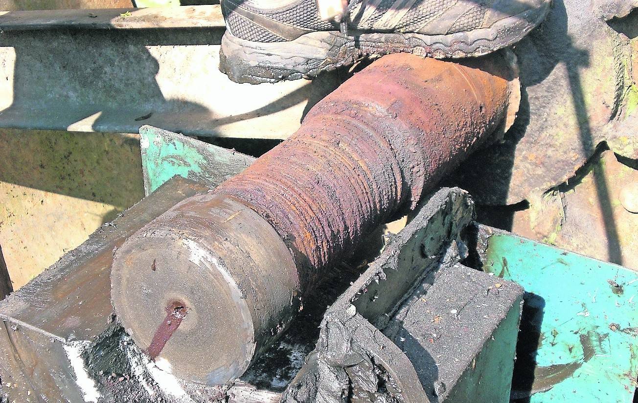  Die durch das defekte Lager geschädigte Achse des Mühlrades vor der Reparatur. 