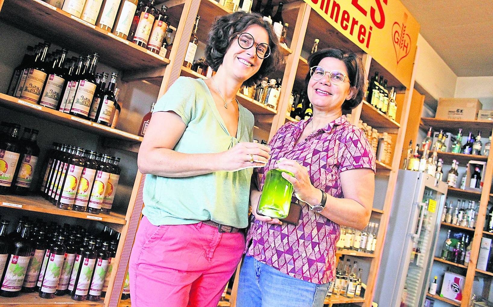  Fertig ist er, der Schwalmfee-Likör. Lediglich das das passende Etikett fehlt noch. 