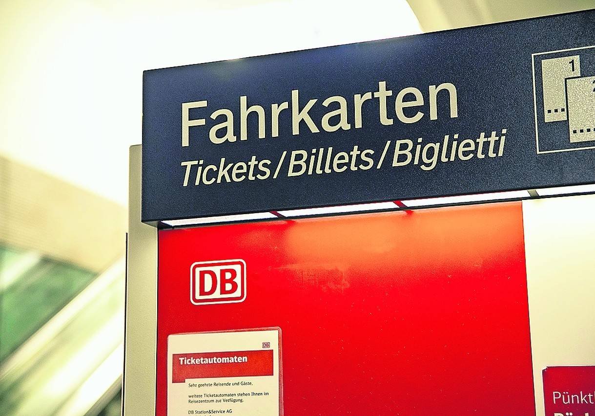 Auszubildende müssen aktuell 82 Euro pro Monat zahlen, um in NRW mobil zu sein. „Da geht noch was“, sagt die NGG.