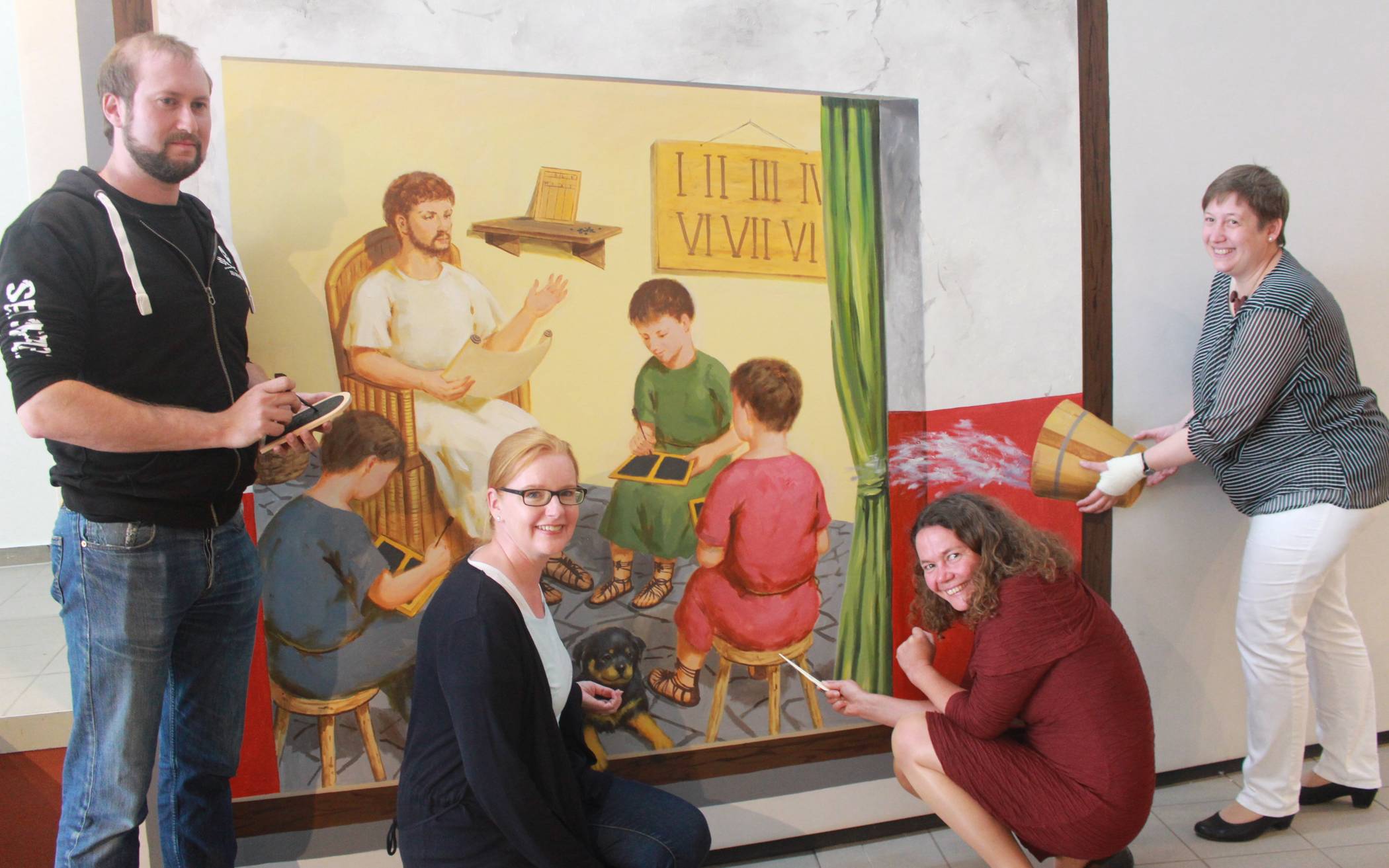 Auf spielerische Weise führen Museumsdirektorin Dr.