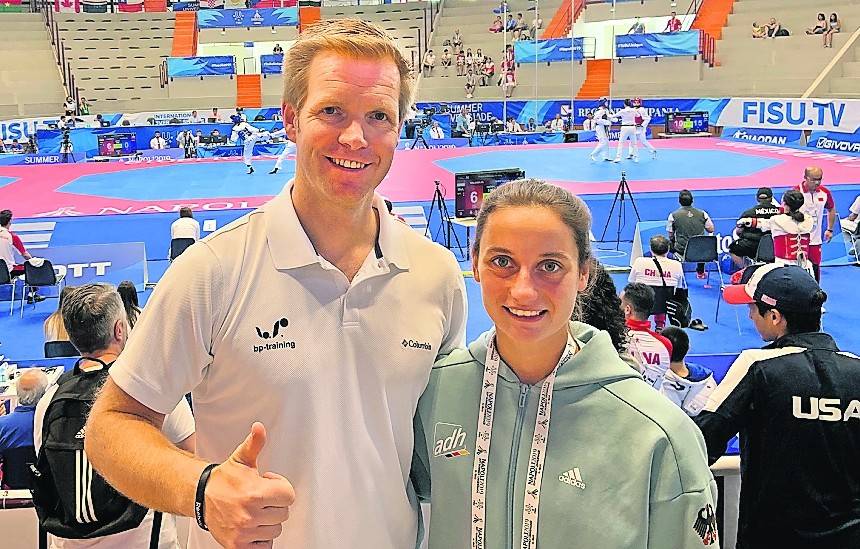 Madeline Folgmann und ihr Trainer Björn Pistel bei der Universiade in Neapel.