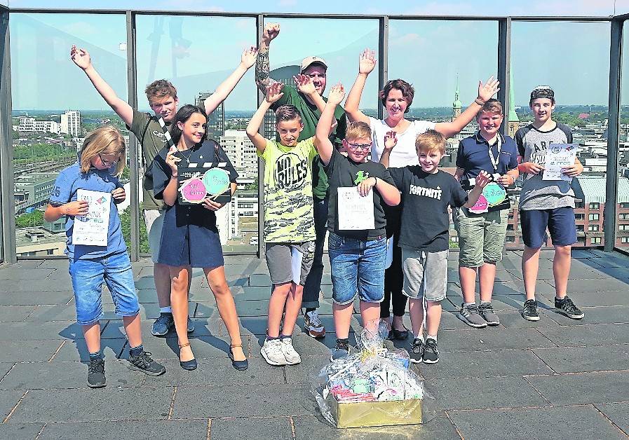 Die jungen Filmemacher auf dem Dach des Dortmunder U freuen sich über die Auszeichnung und die Sachpreise.