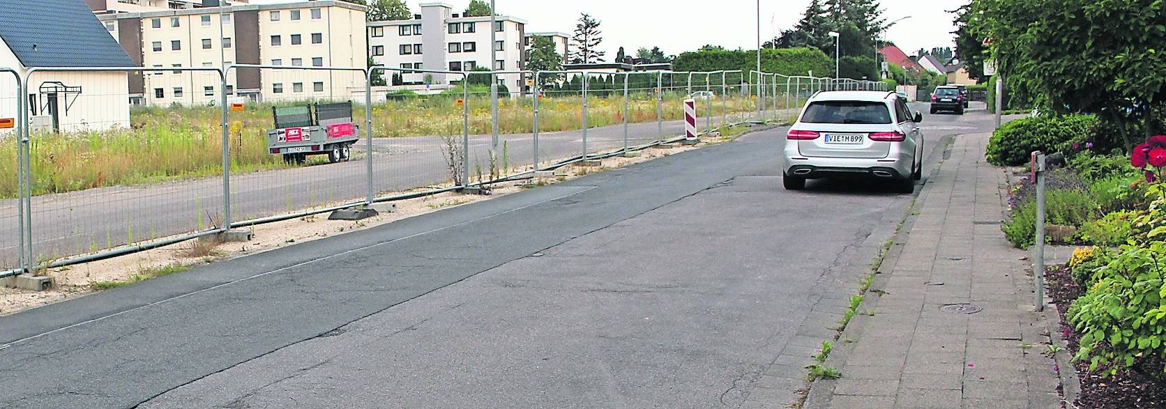 Eine 18 Meter breite Straße, das würde auch für vier Spuren mit Mittelstreifen ausreichen.