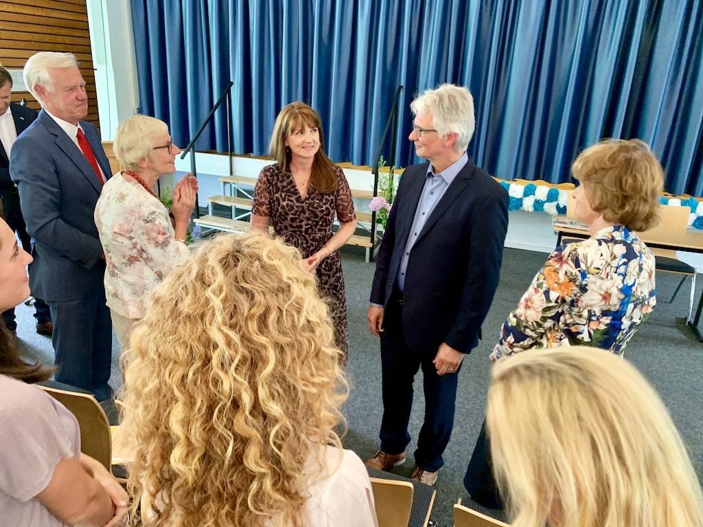  Zahlreiche Vertreter der Stadt Meerbusch, der Bezirksregierung Düsseldorf, der Meerbuscher Schulen sowie das Kollegium, die Schülerschaft und langjährige Weggefährten verabschiedeten Burkhard Wahner.Nach über 20 Jahren als Schulleiter der Realschule Osterath geht Burkhard Wahner in den Ruhestand. 