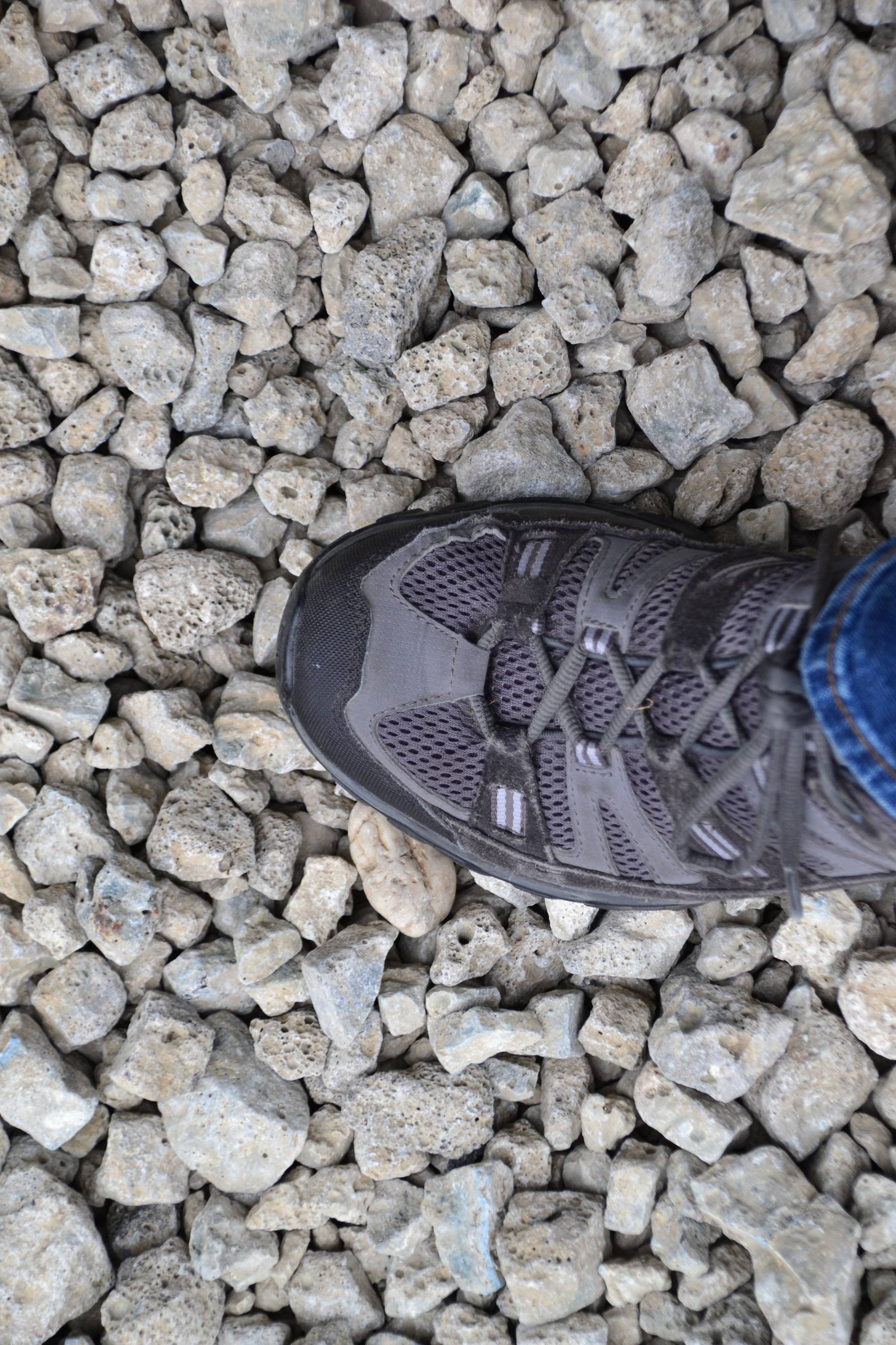 Festes Schuhwerk ist angebracht, wenn man sicher auf dem groben Schotter laufen will.