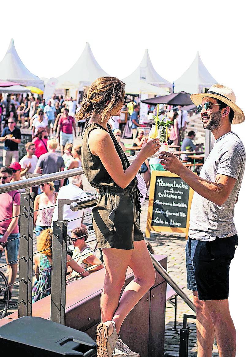  Köstlichkeiten aus aller Welt genießen kann man am kommenden Wochenende beim ersten Genuss Festival in Mönchengladbach. Dazu sind die Geschäfte geöffnet.