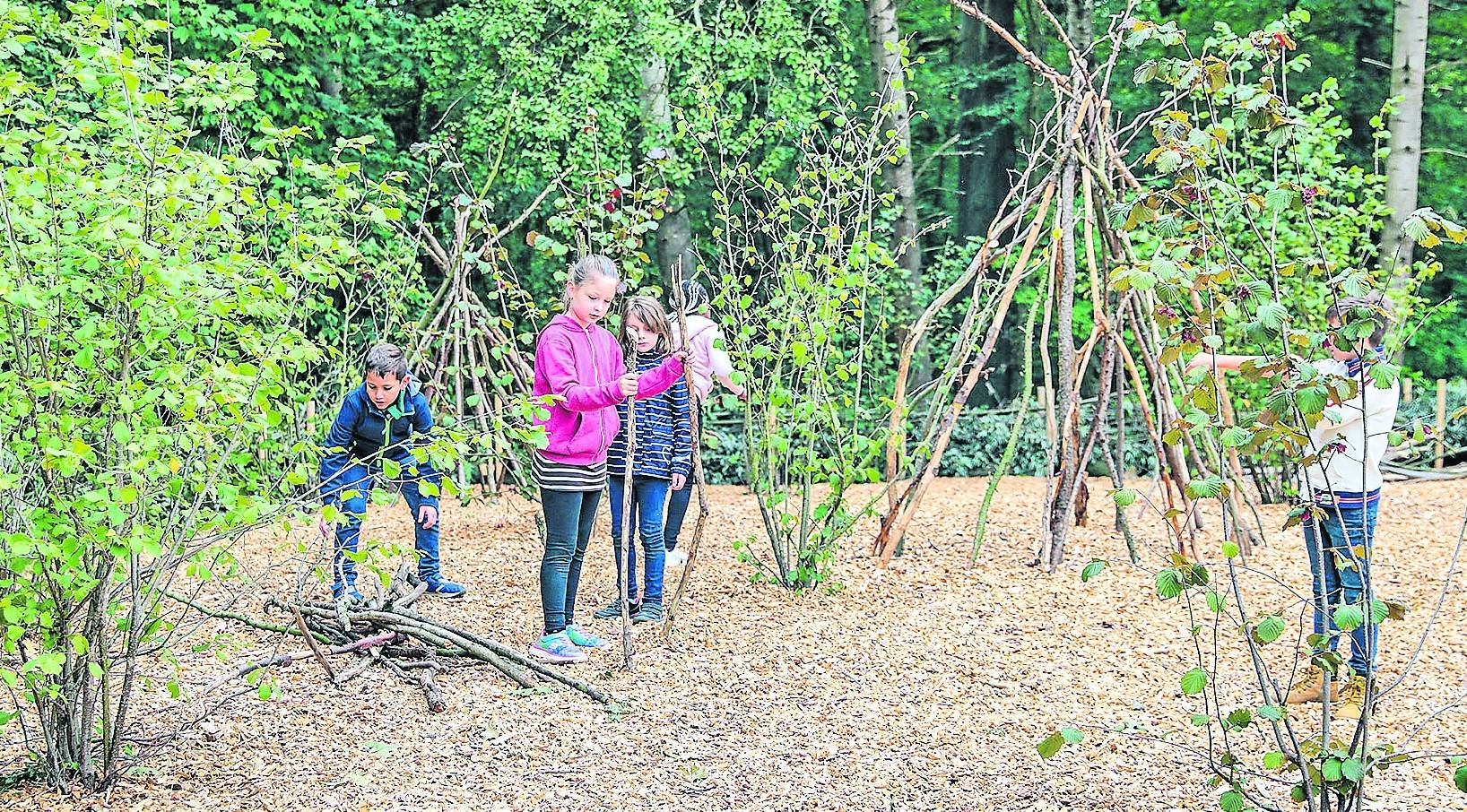  Tipis bauen auf dem neuen Abenteuerspielplatz im Stadtwald, auch das ist möglich. 