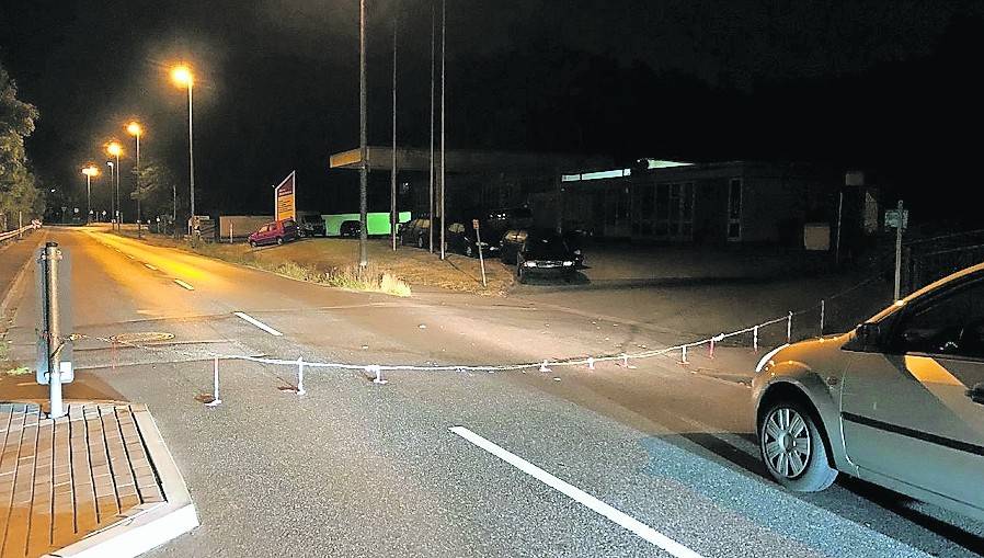 Gefährliches Hindernis auf der Wickrathberger Straße: eine mit Stacheldraht umwickelte Kette.