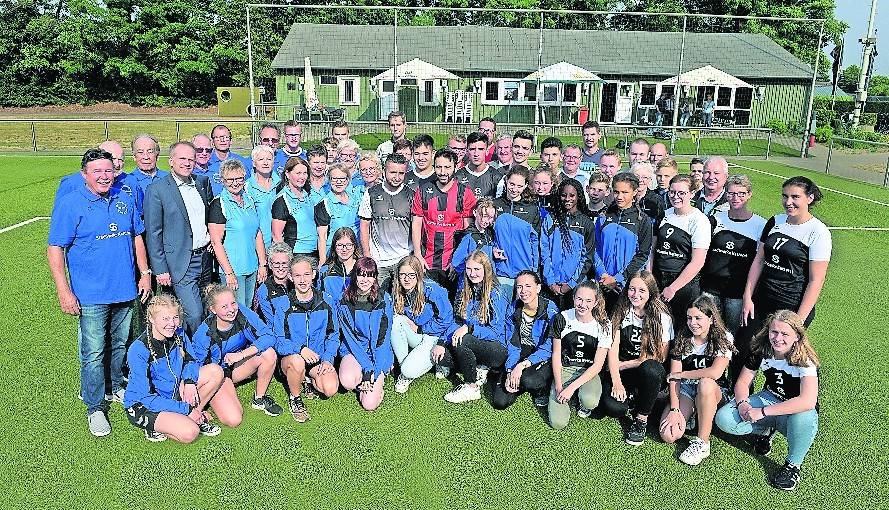 Zehn Mannschaften unterschiedlicher Sportarten freuen sich über neue Trikotsätze – gespendet von den Stadtwerken Nettetal.