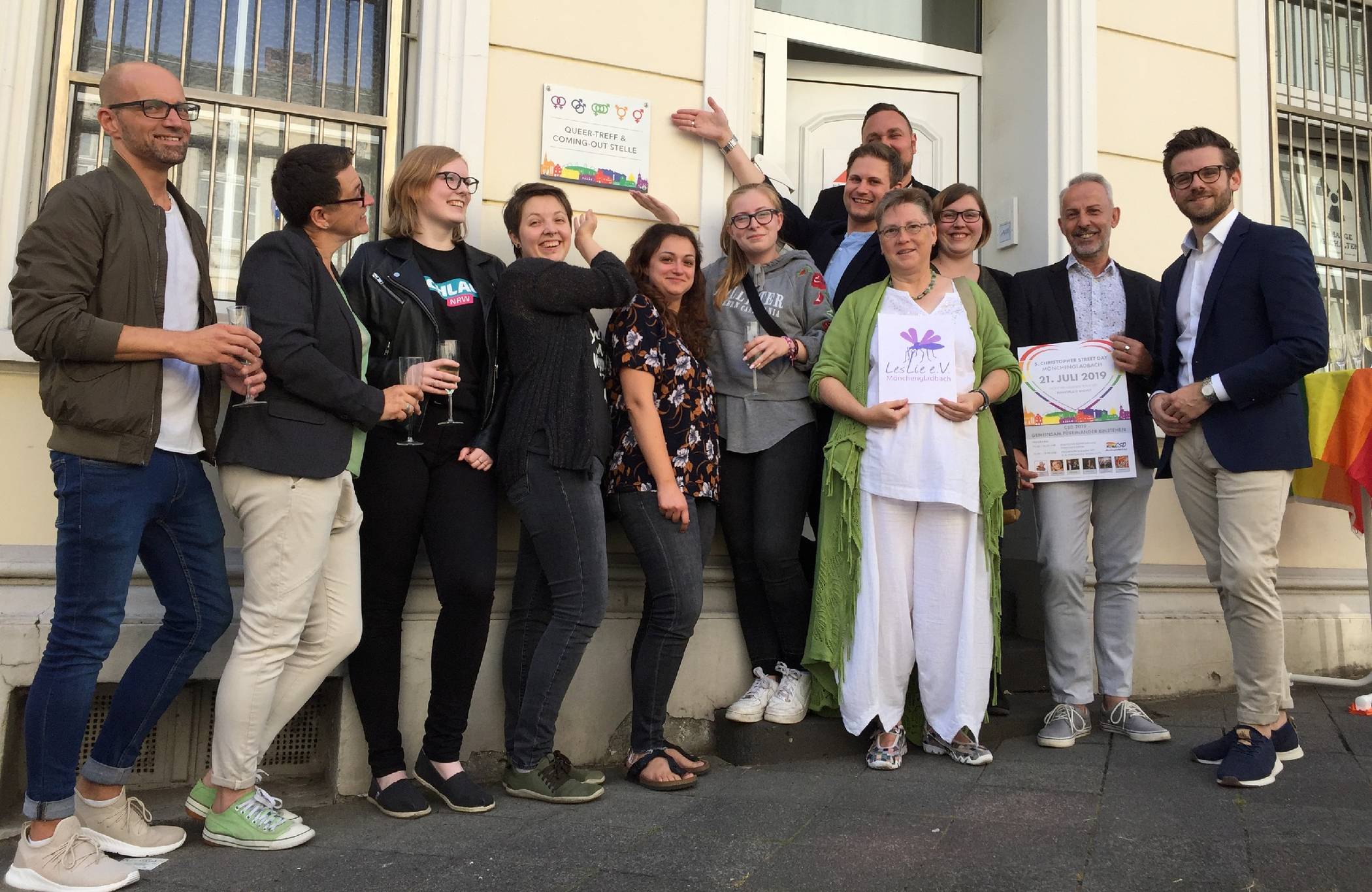  Setzen ein Zeichen für Sichtbarkeit (v. l.): Dirk Porucki, Gruppenleiter MGay/Young Heroes, Stephanie Porucki, Gruppenleiterin Lucky Heroes, Rabea Dolscheid und Nina Davids, SCHLAU-MG, Sabrina Krause, LSBTIQ*-Community, Sarah Holz, SCHLAU-MG, Alexander Marschner, AIDS-Hilfe, Björn Jennert, Teamleiter Demonstration CSD MG e.V., Heike Kivelitz, erste Vorsitzende LesLie e.V., 8.Mareike Neu, SCHLAU-MG, 9.René Vogel, Vorsitzender CSD MG e.V., Felix Heinrichs. 