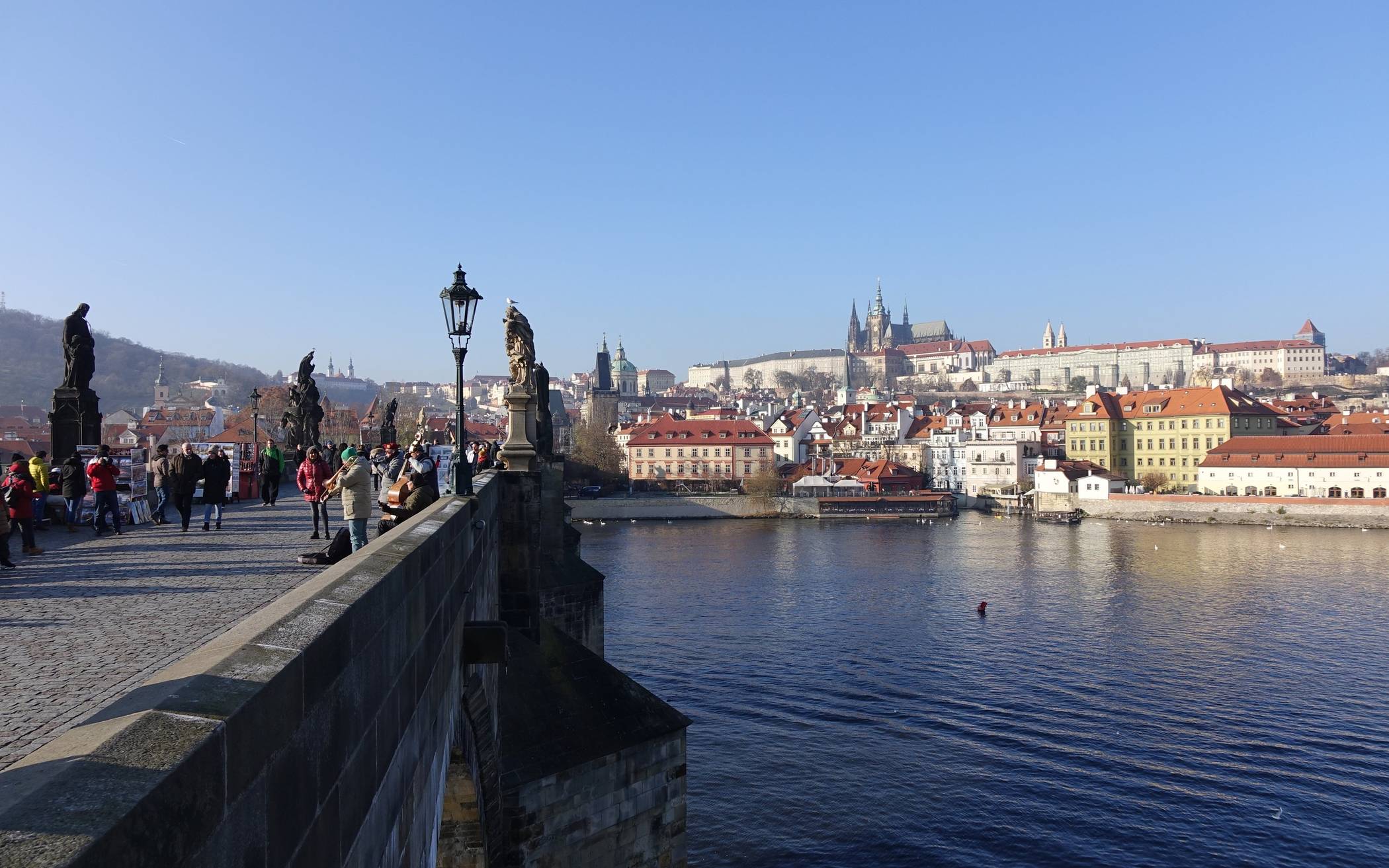 Der Meerbuscher Kulturkreis bietet eine Studienreise unter dem Motto „Reise in die Mitte Europas“ an. Unser Foto zeigt die Karlsbrücke mit Hradschin in Prag.