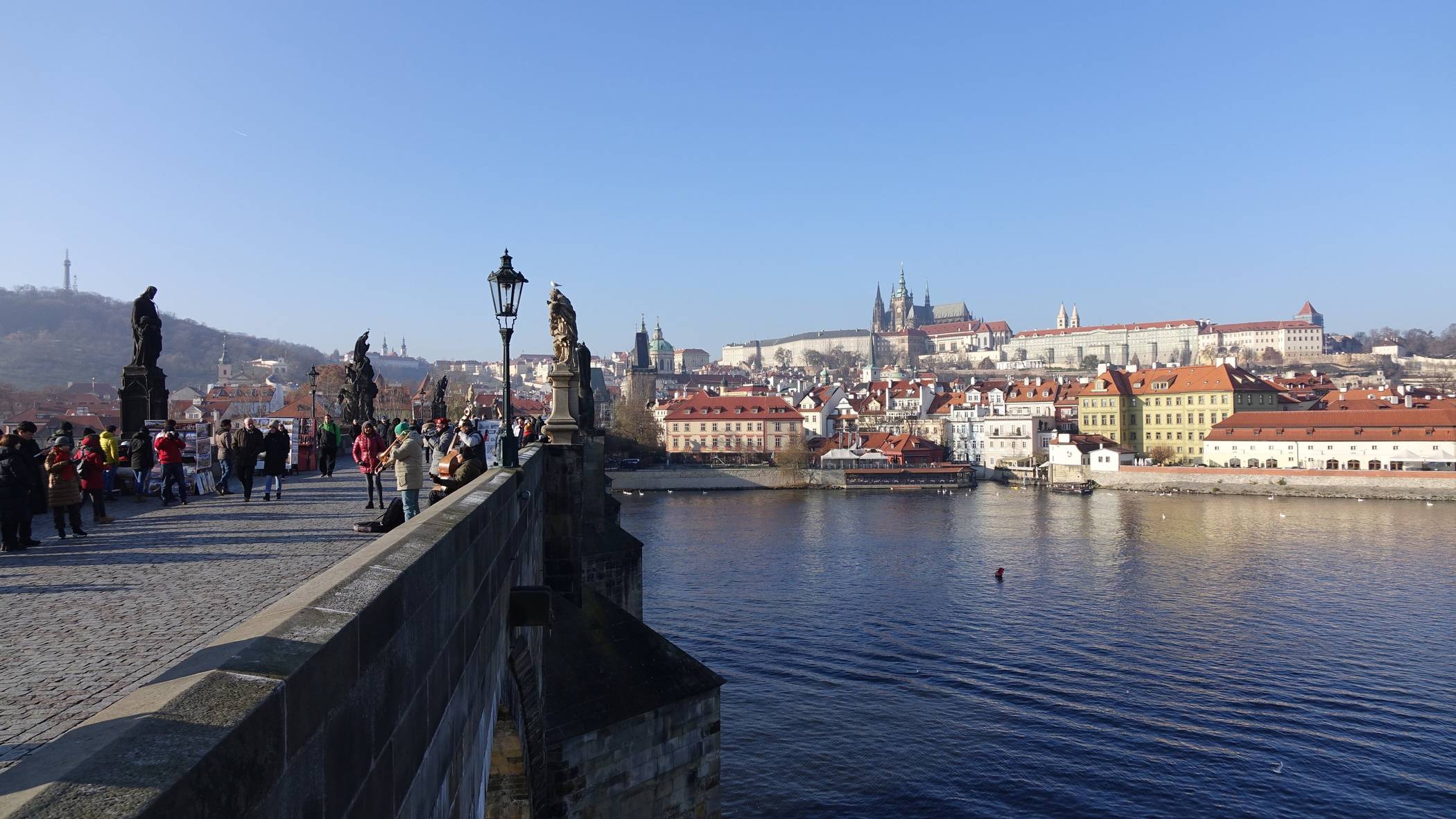  Der Meerbuscher Kulturkreis bietet eine Studienreise unter dem Motto „Reise in die Mitte Europas“ an. Unser Foto zeigt die Karlsbrücke mit Hradschin in Prag. 