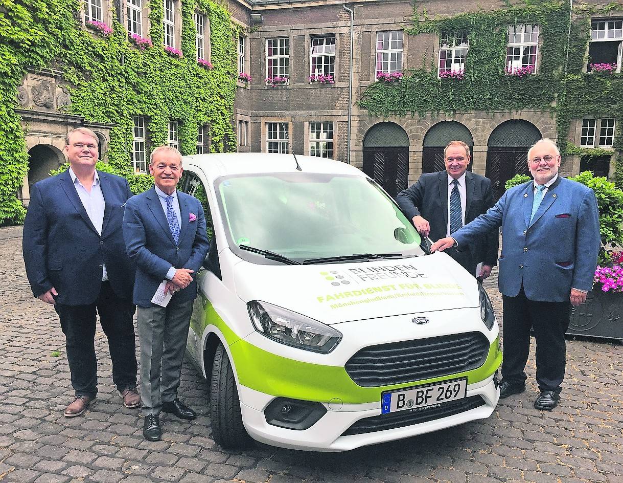  Präsentieren stolz das „Blindenmobil“ (v.l.): Thorsten Bräuer (Geschäftsführender Vorstand Blindenfreunde), Michael Schroeren (1. Bürgermeister der Stadt Mönchengladbach), Ralf Helbing (Fahrer) und Uwe Selenz (Vorstandsvorsitzender Blindenfreunde). 