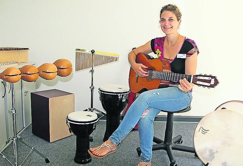  Musiktherapeutin Eva Terbuyken-Röhm nimmt in den Gruppenstunden gerne die Gitarre zur Hand. 