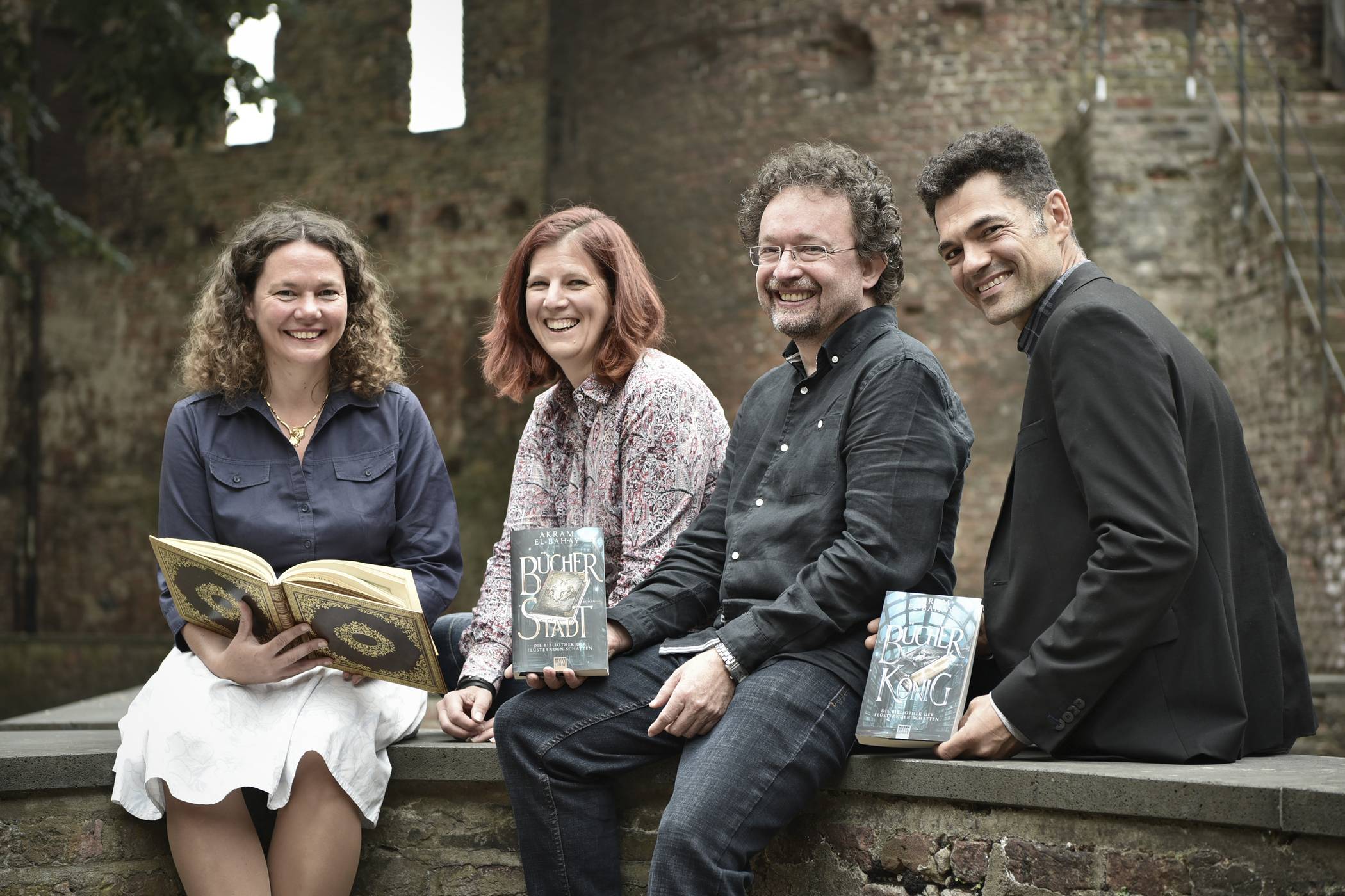  Lesen mit viel Freude im alten Gemäuer der Burg: (v.l.) Museumsleiterin Jennifer Morscheiser sowie die Autoren Diana Mensching, Bernhard Hennen und Akram El-Bahay. 