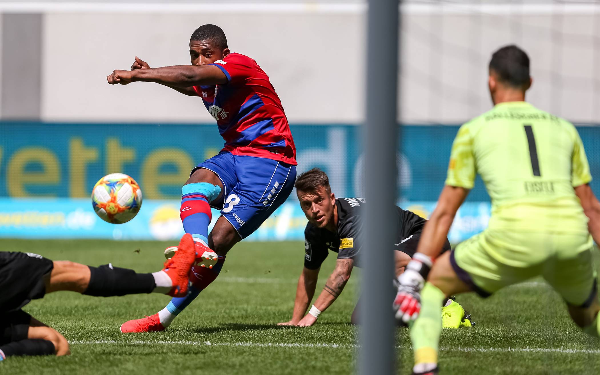 Riesenchaos vor dem KFC-Spiel