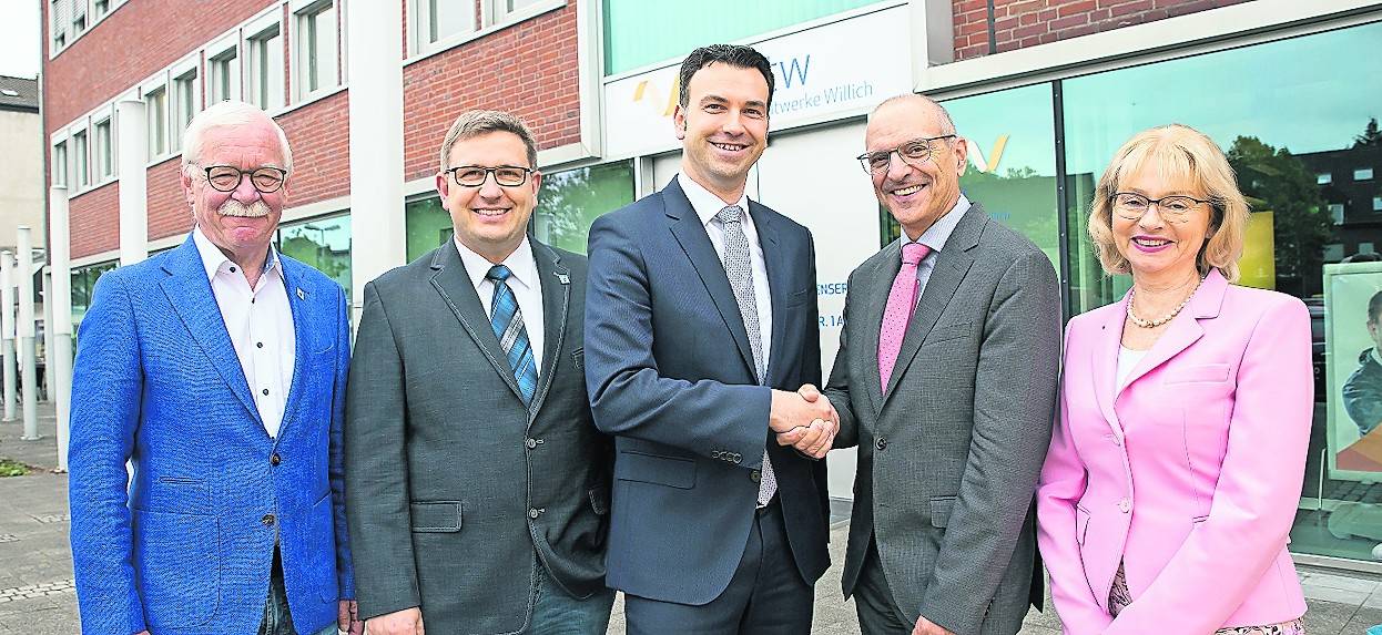 Tafil Pufja, designierter neuer Geschäftsführer (Mitte), wird von Stadtwerke-Geschäftsführer Albert Lopez (2.v.r.) begrüßt. Mit Lopez freuen sich die Aufsichtsratsmitgliedern Bernd-Dieter Röhrscheid, Johannes Bäumges (von links) sowie Dr. Martina Sanfleber (innogy SE).
