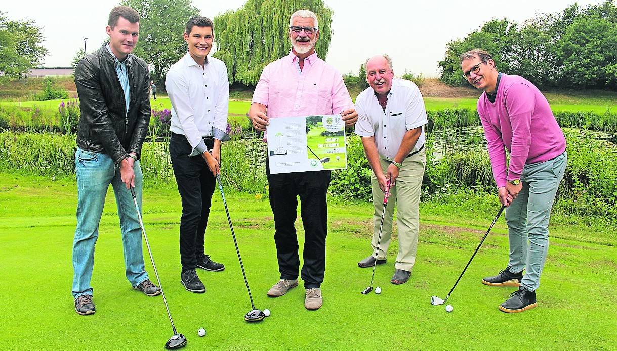 Hoffen auf viele Teilnehmer (v.l.): Patrick Boguslawski, Hendrik Schnitzler (beide Leo-Club), Frank Sievers, Präsident des Lions-Club Willich, Wolfgang Nickels, Lions-Hilfswerk, und Michael Kerkhoff, Geschäftsführer der Golfsport Willich GmbH   Co. KG.