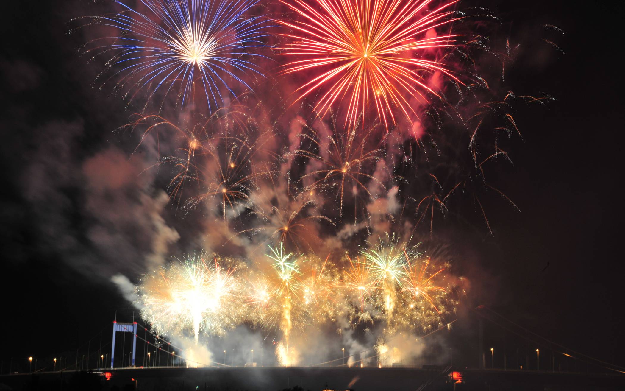 Wir sagen mal: Diesmal klappt’s wieder mit dem schönsten und größten Feuerwerk weit und breit am Freitag, 16. August, dem Eröffnungstag des Ruhrorter Hafenfestes. Foto Archiv