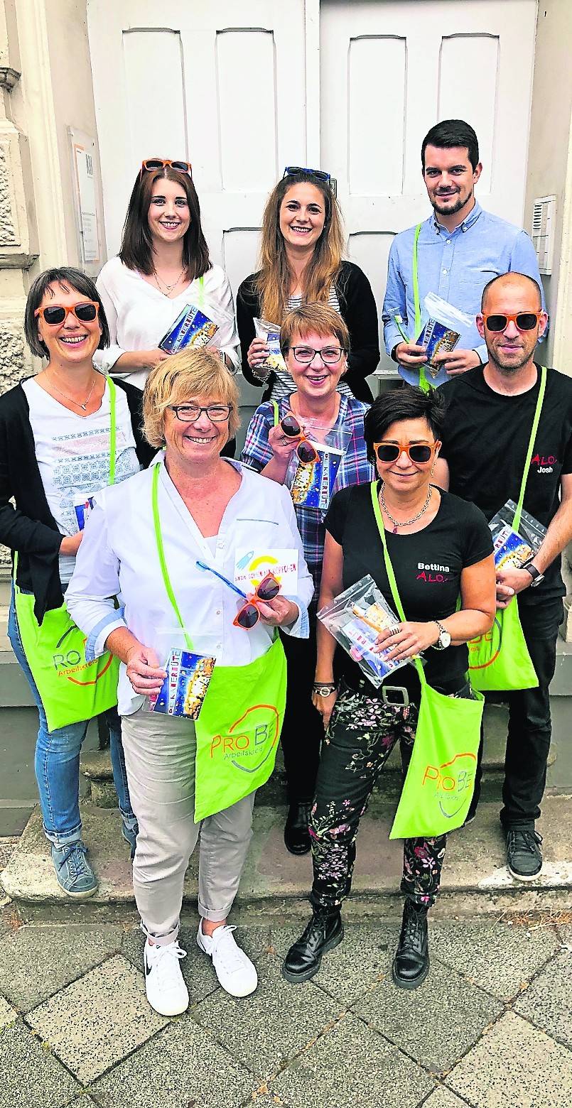  Verschenkt werden die beliebten Tüten von Vertretern des Arbeitskreises ProBe Viersen (Prophylaxe und Begleitung für junge Menschen). 