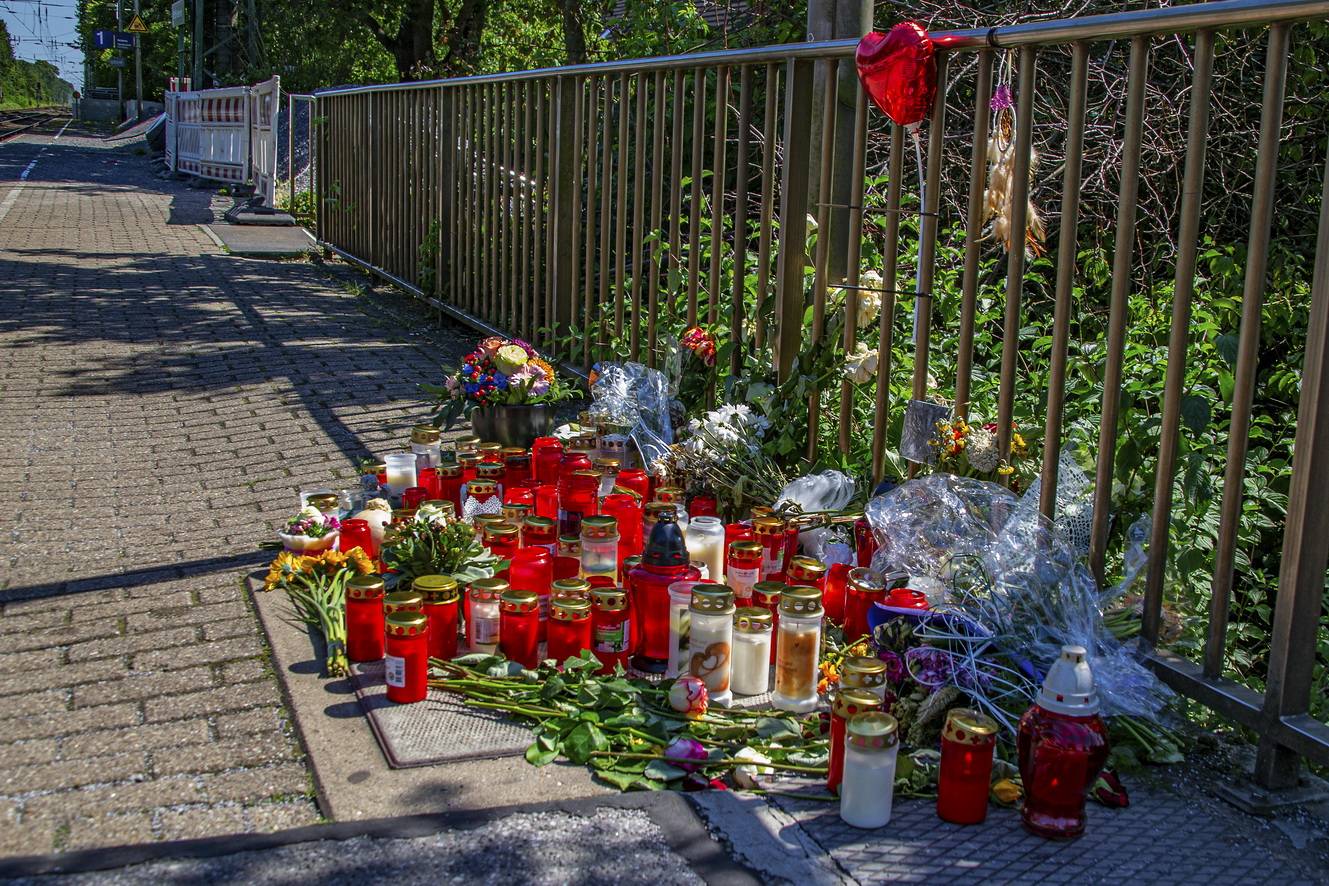 Am Voerder Bahnhof legten Angehörige, Freunde und andere Trauernde Blumen nieder und stellten Kerzen auf.