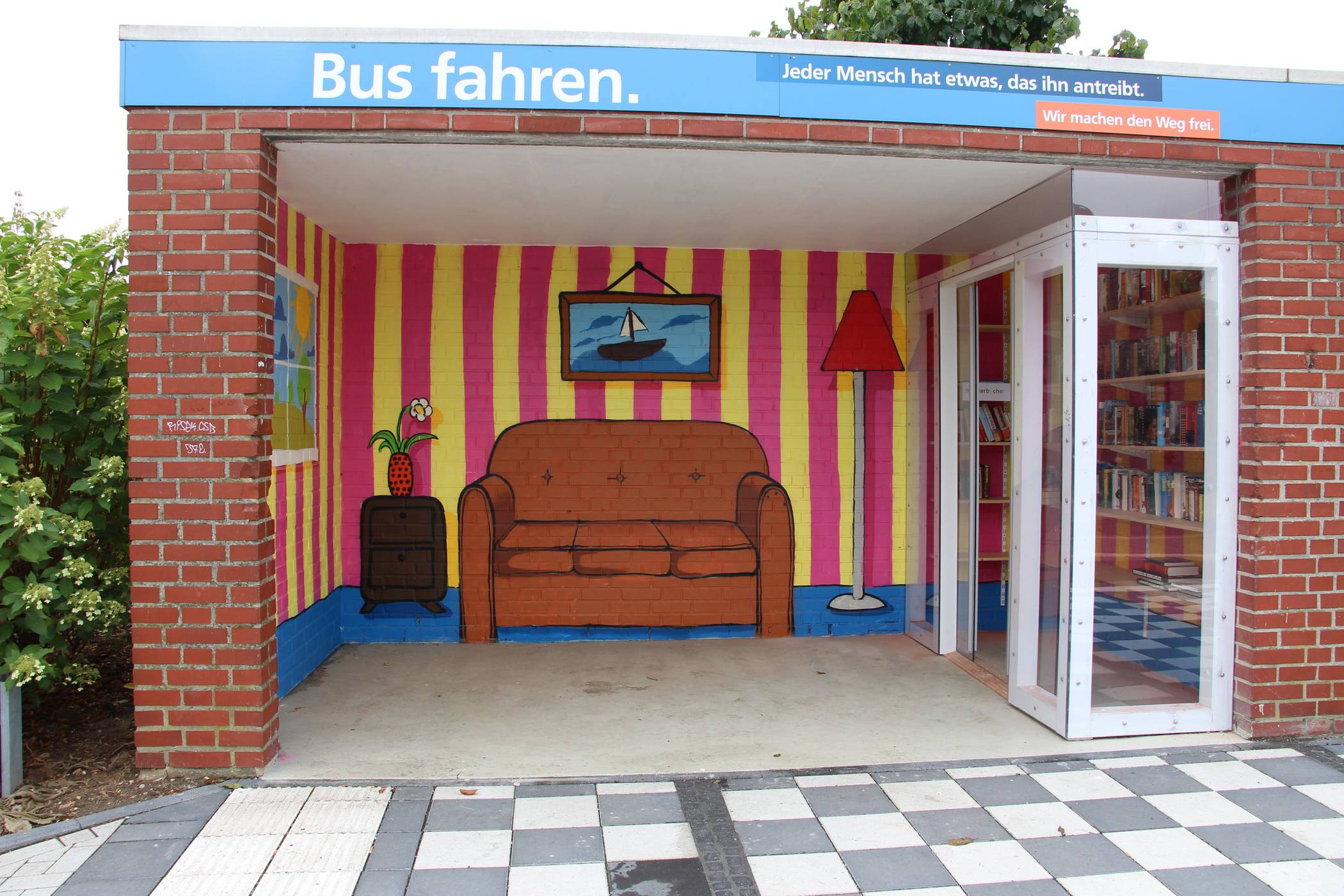 Lesestoff gibt es in den Bücherschränken in der Gemeinde, wie hier in Oberkrüchten.