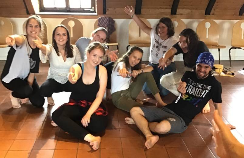 Theaterbegeisterte Jugendliche präsentieren die Ergebnisse der Sommerschauspielschule im Burgsaal.