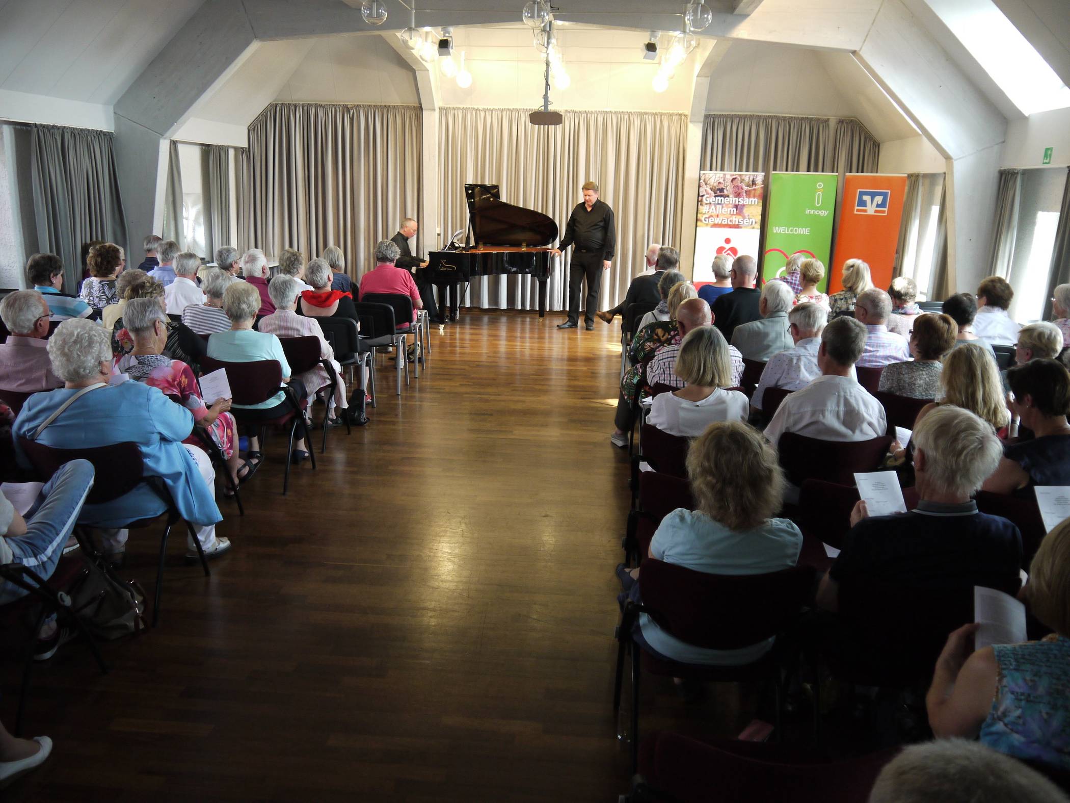  Prof. Thomas Heyer mit Pianist Klaus Bernhard Roth beim Dozentenkonzert. 