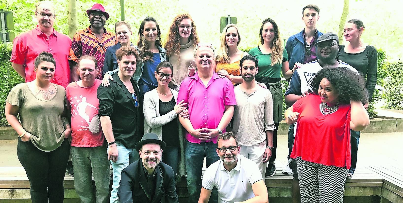 Intendant Jan Bodinus und Regisseur Matthias Freihof (vorne von links) freuen sich gemeinsam mit dem großen Ensemble des Stücks „Monsieur Claude und seine Töchter“ darüber, dass am Samstag endlich die Premiere stattfindet.