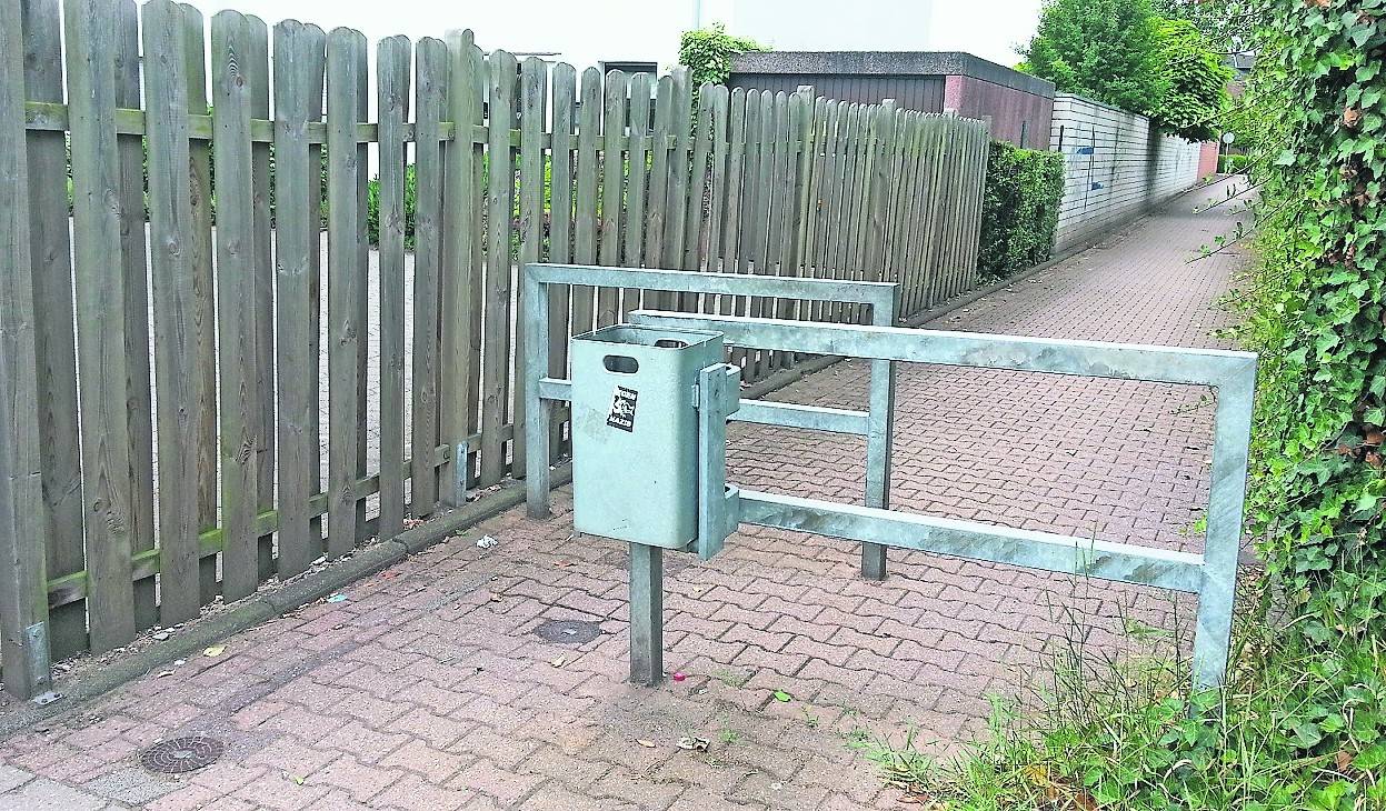 Viele Umlaufsperren sind – wie diese an der St. Töniser Straße – so eng, dass Rollstuhl- und E-Mobilfahrer, aber auch Mütter mit großen Kinderwagen, diese nicht passieren können.