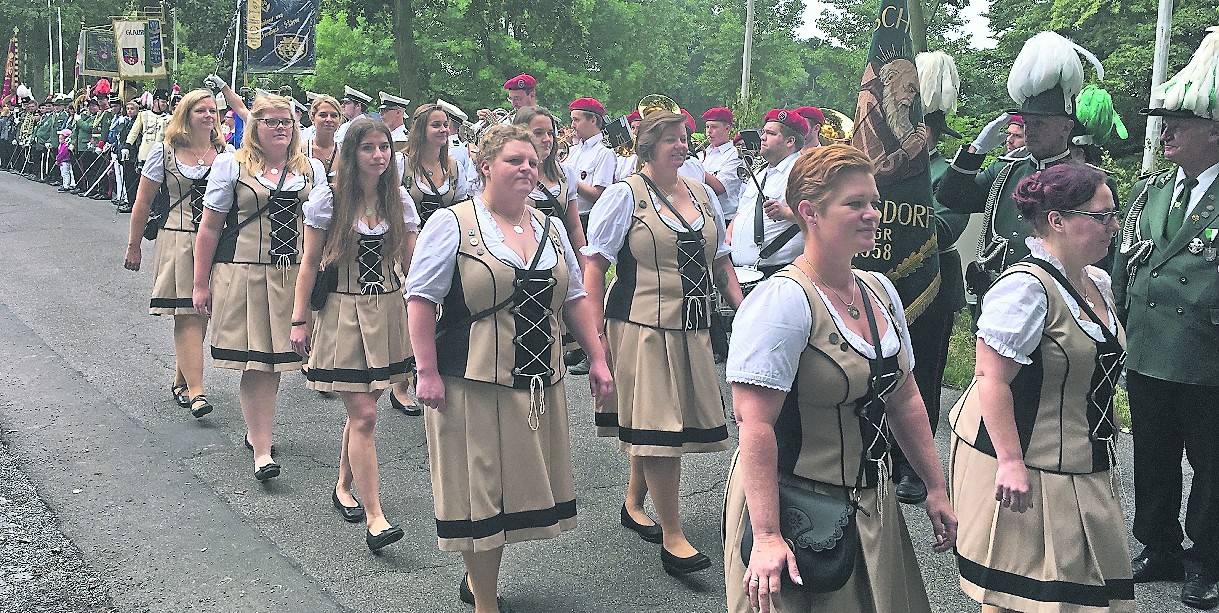 Ungewöhnlich groß war das Königshaus der Nierstalblumen: Zehn Königinnen schritten gemeinsam die Front der Schützen ab.