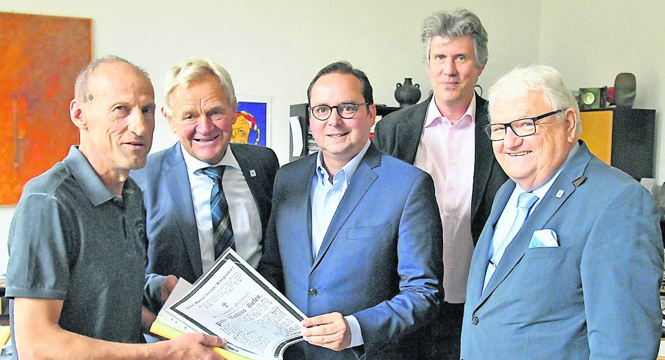 Heimatforscher Herbert Gehlen (links) übergibt dem Essener Oberbürgermeister Thomas Kufen (Mitte) seine Recherche-Ergebnisse: Mit Kufen freuen sich (von links): Bürgermeister Josef Heyes, Stadtarchivar Udo Holzenberg und der Kulturausschussvorsitzende Franz Auling.