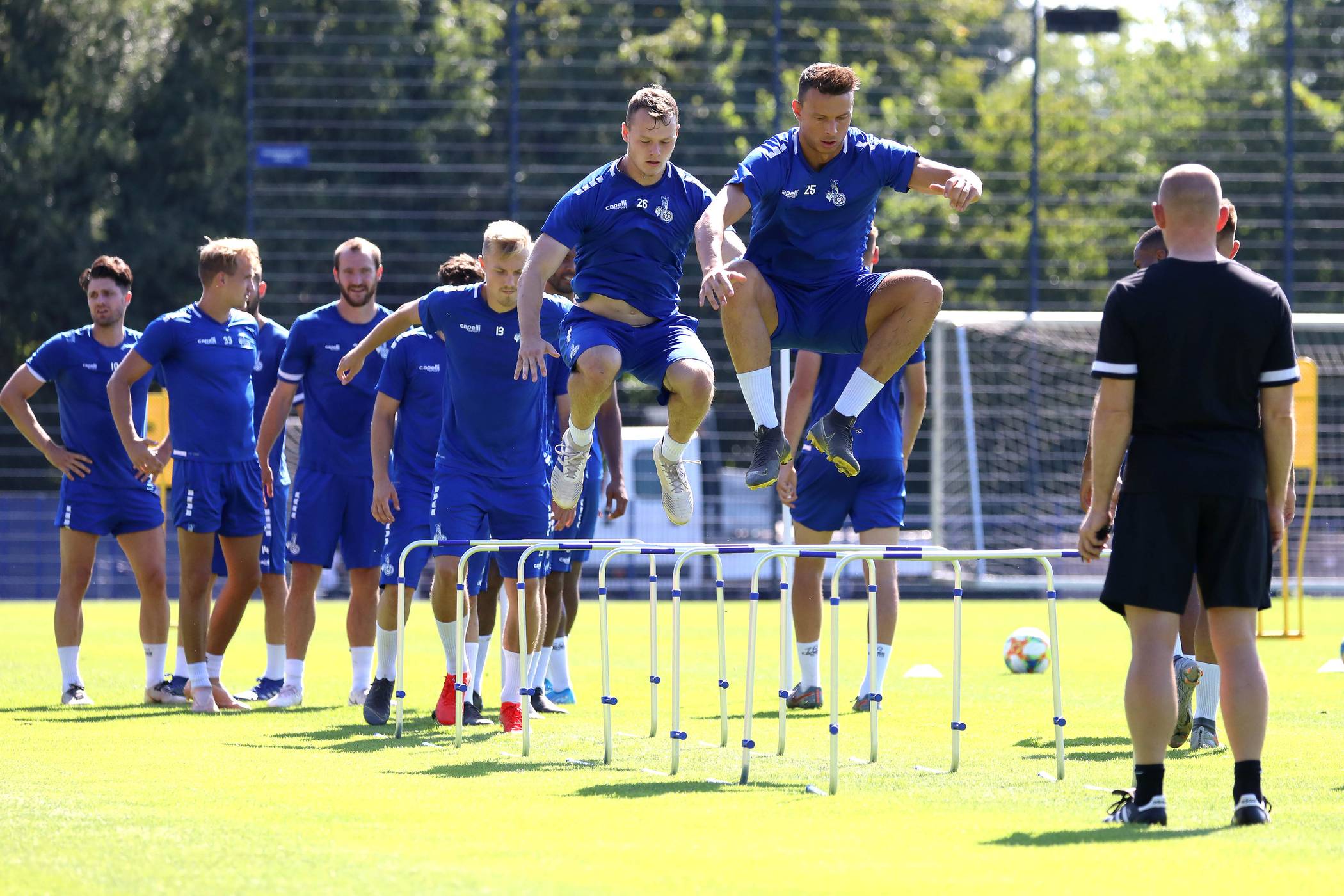  Backofen-Training: Petar Sliskovic und Vincent Gembalies springen durch die heiße Duisburger Luft. Torsten Lieberknecht schaut ganz genau hin.  