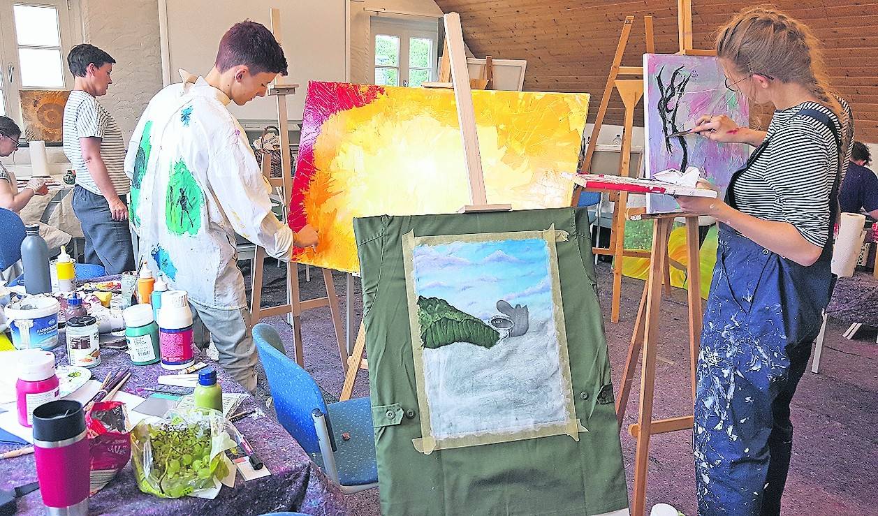  Sich ausprobieren umfasst auch das Spiel mit und unterschiedlichen Farben und Techniken. Anika Kindiger rechts.