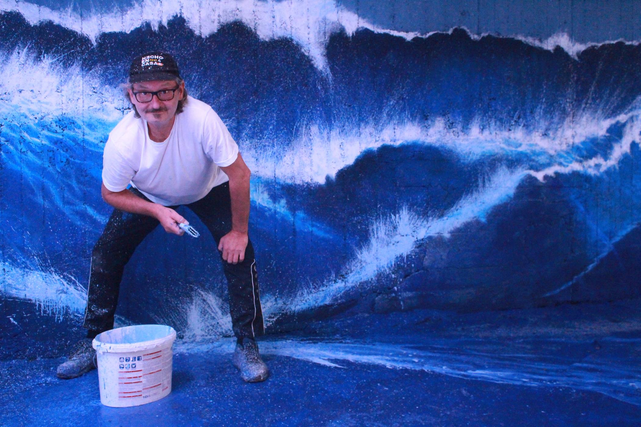  Meereswellen: Der niederrheinische Straßenmaler Edgar Müller thematisiert keine romantischen Abkühlungsphantasien, sondern das Elend der Flüchtlinge auf dem Mittelmeer.  