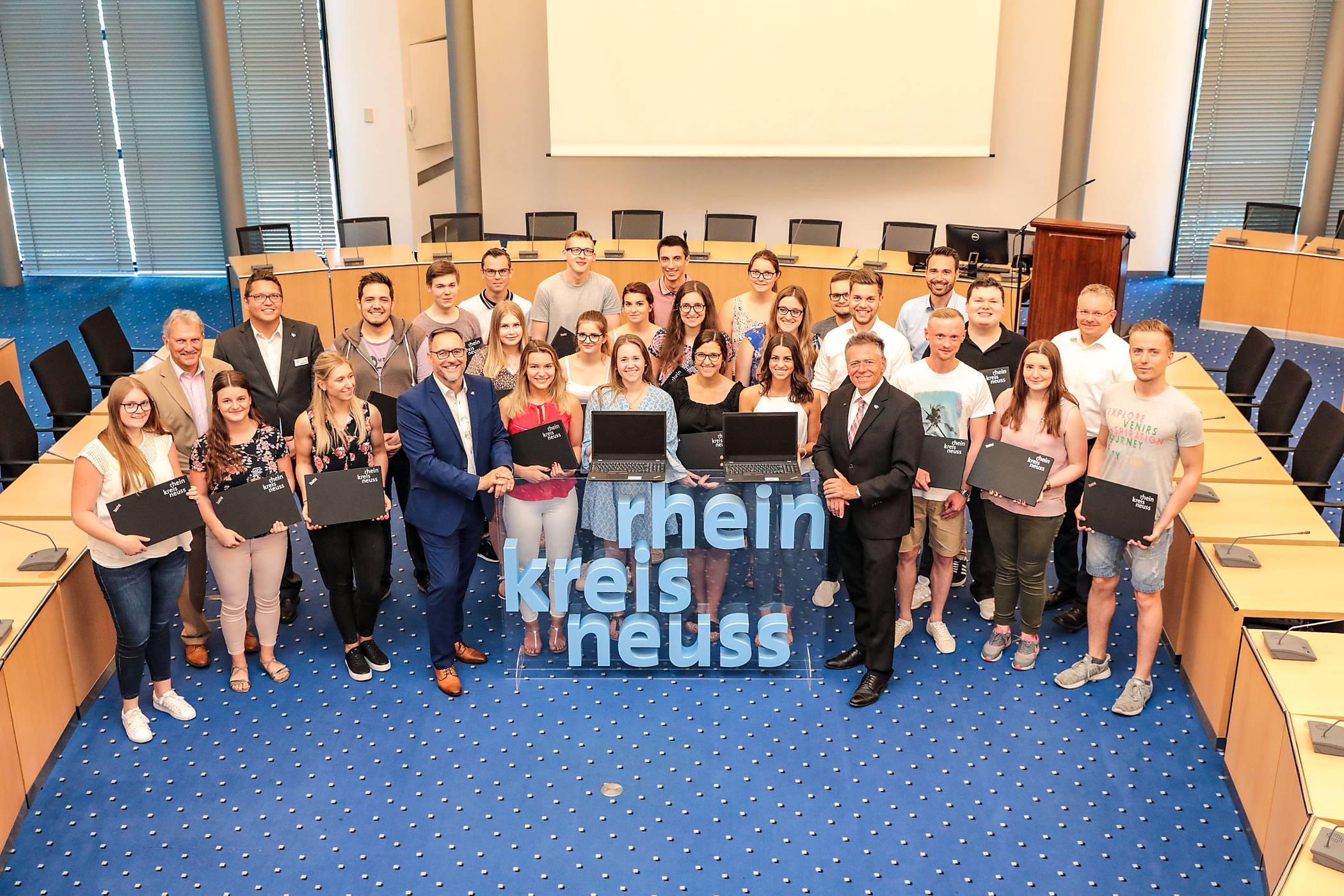 vLandrat Hans-Jürgen Petrauschke und IT-Dezernent Harald Vieten haben die Laptops an die Auszubildenden übergeben.